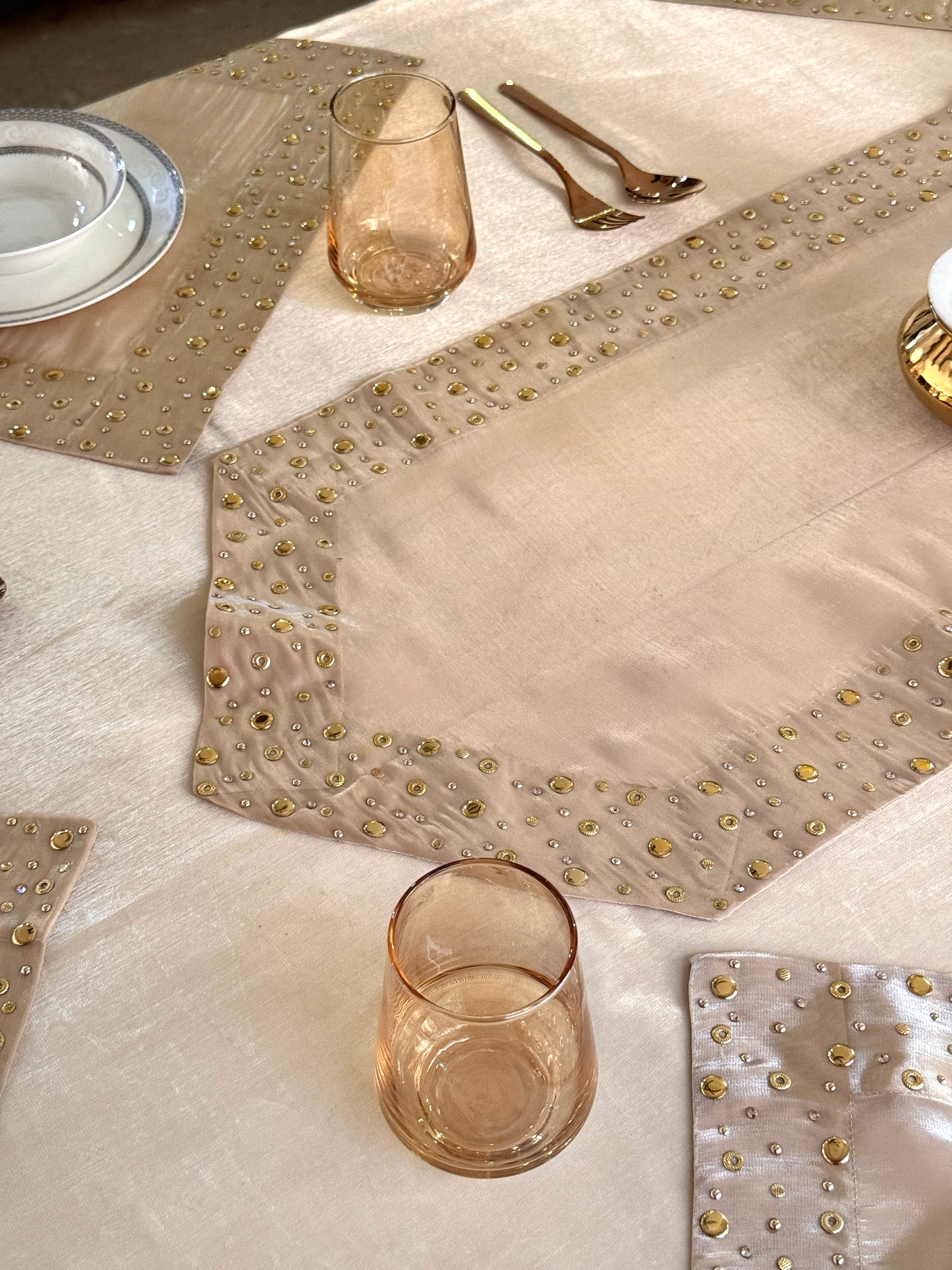 Radiant metallic glow (Golden)