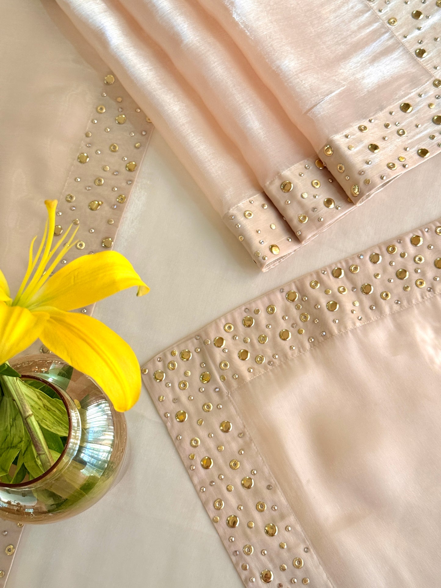 Radiant metallic glow (Golden)